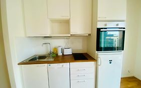 Cozy Studio Apartment 6 Mins By Train To Airport